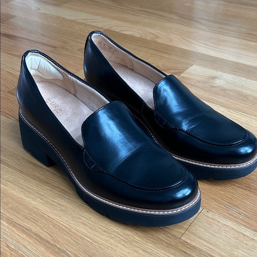 Classy Naturalizer Women's Black Leather Loafers - Picture 3 of 7